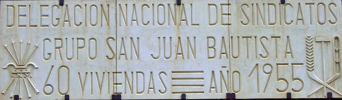 Placa colocada en una de las Casas del "Grupo San Juan Bautista".